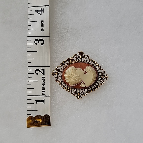 Vintage Avon Cameo Locket Brooch - Picture 4 of 8